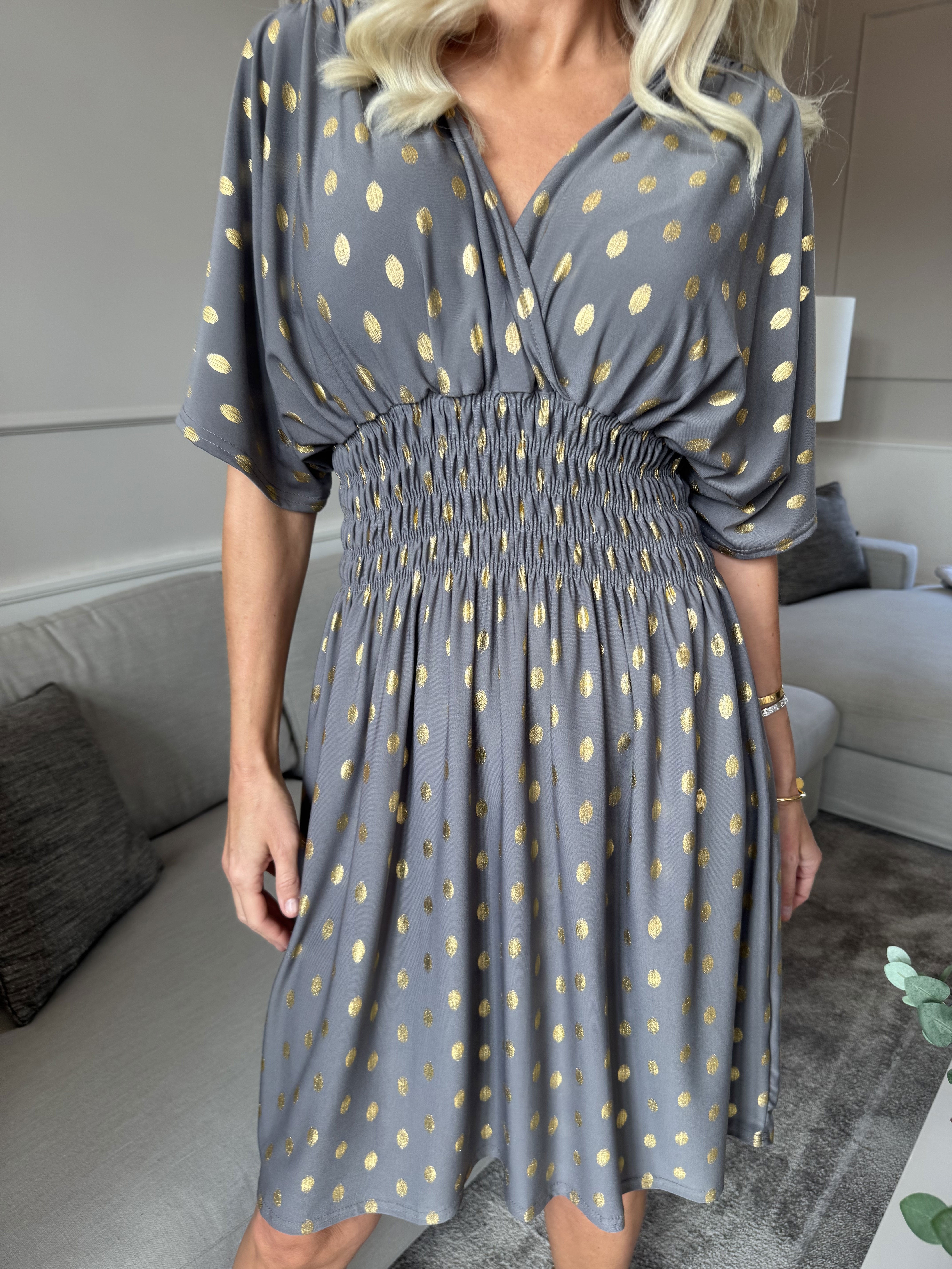 Pams Dot Short - Enfärgad elastisk klänning med guldprickar